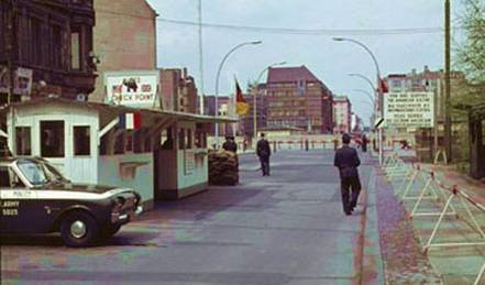DIE FRAU VOM CHECKPOINT CHARLIE